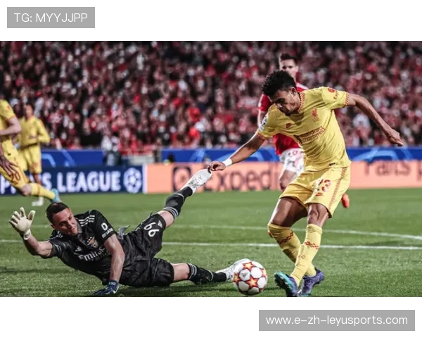 利物浦边线突破强势,迪亚斯小角度打门偏出 利物浦边线突破强势,迪亚斯小角度打门偏出